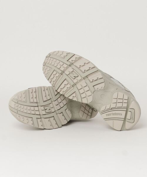 NEW BALANCE（ニューバランス）の「ML725（スニーカー・メンズ・ベージュ/ダークグレー・22.5cm/23.5cm/24.5cm/25.5cm/26.5cm/27.5cm/28.5cm/23.0cm/24.0cm/25.0cm/26.0cm/27.0cm/28.0cm/29.0cm）」の3枚目の写真