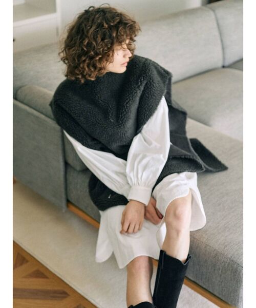 Ungrid（アングリッド）の「ボアノースリポンチョ（ポンチョ・レディース・チャコールグレー/モカ・FREE）」の2枚目の写真