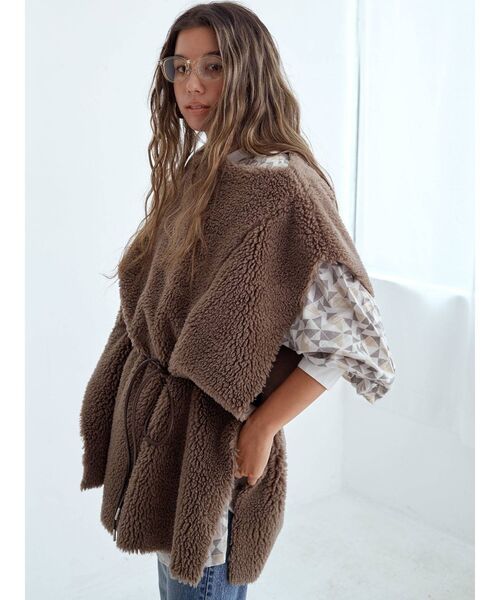 Ungrid（アングリッド）の「ボアノースリポンチョ（ポンチョ・レディース・チャコールグレー/モカ・FREE）」の10枚目の写真