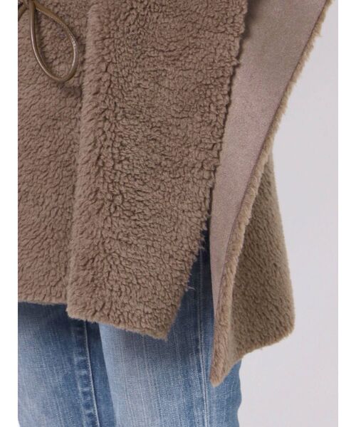 Ungrid（アングリッド）の「ボアノースリポンチョ（ポンチョ・レディース・チャコールグレー/モカ・FREE）」の6枚目の写真