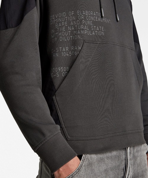 G-STAR（ジースター）の「WOVEN MIX GRAPHIC LOOSE HOODED SWEATER/ロゴパーカー（パーカー・メンズ・ダークグレー/ダークブルー・X-LARGE/LARGE/MEDIUM/X-SMALL/SMALL）」の5枚目の写真