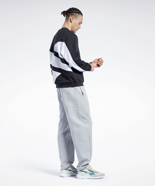 Reebok（リーボック）の「クラシックス バック ベクター クルー スウェットシャツ / Classics Back Vector Crew Sweatshirt（スウェット・メンズ・ブラック/ネイビー・SMALL/MEDIUM/LARGE/X-LARGE/XX-LARGE/XXX-LARGE/X-SMALL）」の4枚目の写真