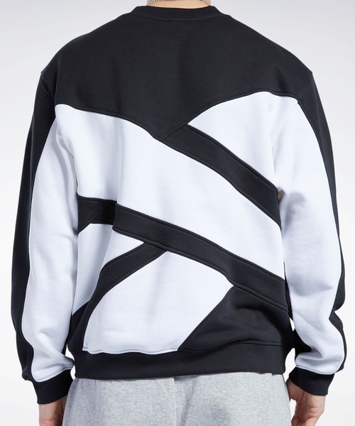 Reebok（リーボック）の「クラシックス バック ベクター クルー スウェットシャツ / Classics Back Vector Crew Sweatshirt（スウェット・メンズ・ブラック/ネイビー・SMALL/MEDIUM/LARGE/X-LARGE/XX-LARGE/XXX-LARGE/X-SMALL）」の3枚目の写真