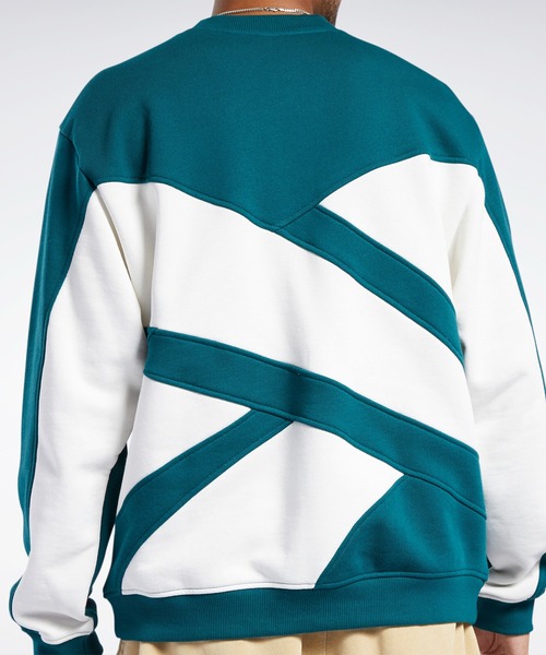 Reebok（リーボック）の「クラシックス バック ベクター クルー スウェットシャツ / Classics Back Vector Crew Sweatshirt（スウェット・メンズ・ブラック/ネイビー・SMALL/MEDIUM/LARGE/X-LARGE/XX-LARGE/XXX-LARGE/X-SMALL）」の11枚目の写真