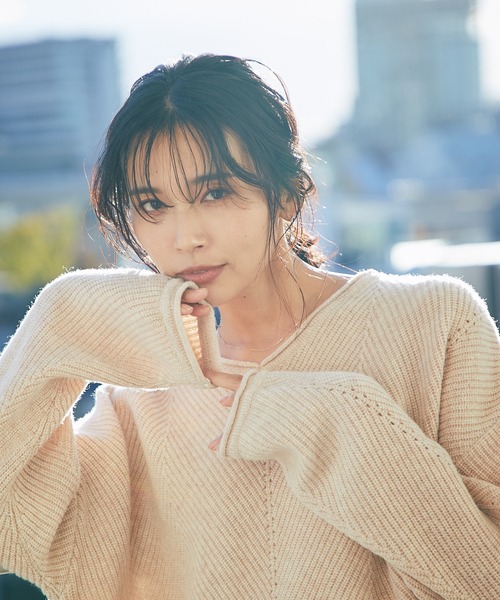 RIVE DROITE（リヴドロワ）の「表情のある編み目が魅力の一枚　ヘリンボンVネックニット（ニット/セーター・レディース・ベージュ/オフホワイト・FREE）」の16枚目の写真