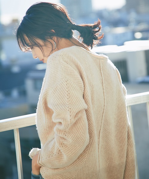 RIVE DROITE（リヴドロワ）の「表情のある編み目が魅力の一枚　ヘリンボンVネックニット（ニット/セーター・レディース・ベージュ/オフホワイト・FREE）」の22枚目の写真