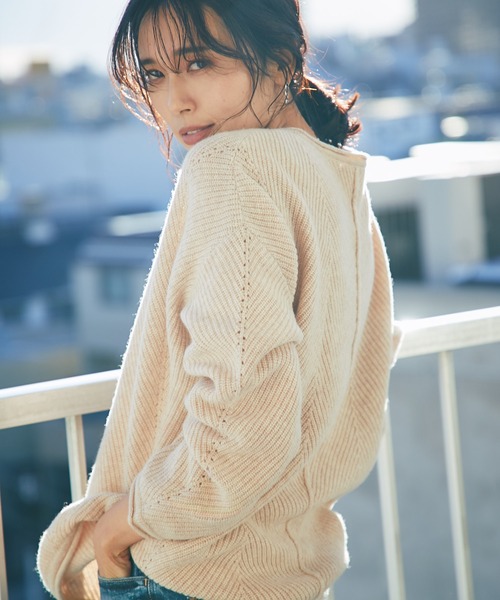 RIVE DROITE（リヴドロワ）の「表情のある編み目が魅力の一枚　ヘリンボンVネックニット（ニット/セーター・レディース・ベージュ/オフホワイト・FREE）」の8枚目の写真