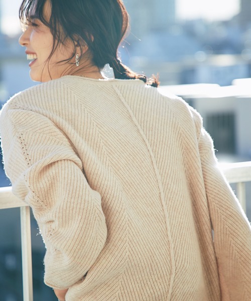 RIVE DROITE（リヴドロワ）の「表情のある編み目が魅力の一枚　ヘリンボンVネックニット（ニット/セーター・レディース・ベージュ/オフホワイト・FREE）」の4枚目の写真