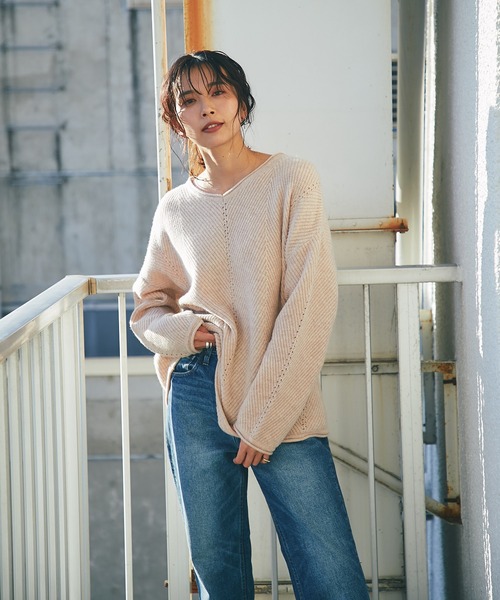 RIVE DROITE（リヴドロワ）の「表情のある編み目が魅力の一枚　ヘリンボンVネックニット（ニット/セーター・レディース・ベージュ/オフホワイト・FREE）」の6枚目の写真