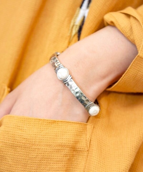 チャイハネ（チャイハネ）の「【チャイハネ】ストンティークバングル（バングル/リストバンド・レディース・ホワイト/レッド/ターコイズブルー・FREE）」の2枚目の写真