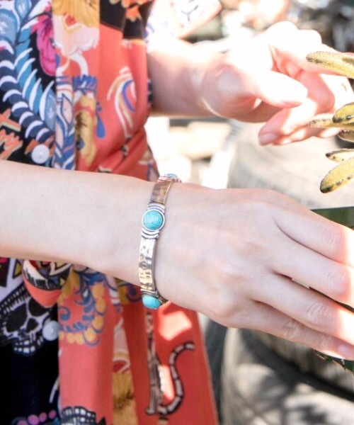 チャイハネ（チャイハネ）の「【チャイハネ】ストンティークバングル（バングル/リストバンド・レディース・ホワイト/レッド/ターコイズブルー・FREE）」の3枚目の写真