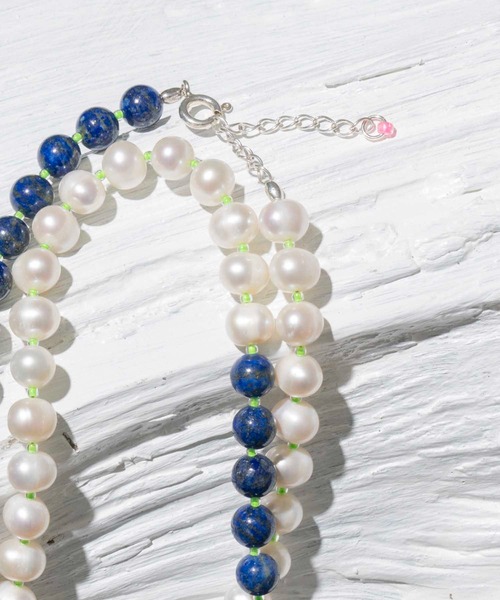 MAISON SPECIAL（メゾンスペシャル）の「《ユニセックスアイテム》【RANDOMLY DESIGNED JEWELRY】ラピスラズリ&パールロングネックレス&ブレスレット【MAISON SPECIAL/メゾンスペシャル】（ネックレス・メンズ・ネイビー・FREE）」の3枚目の写真