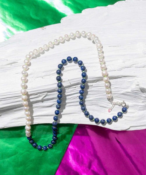 MAISON SPECIAL（メゾンスペシャル）の「《ユニセックスアイテム》【RANDOMLY DESIGNED JEWELRY】ラピスラズリ&パールロングネックレス&ブレスレット【MAISON SPECIAL/メゾンスペシャル】（ネックレス・メンズ・ネイビー・FREE）」の4枚目の写真