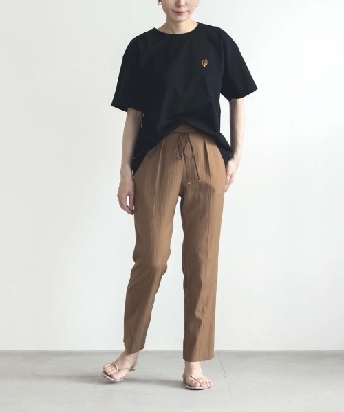 kaene（カエン）の「ウエストデザインクロップドパンツ（gold））/ daily collection（スラックス・レディース・ホワイト/ブラウン/ピンク・1/2/3）」の2枚目の写真