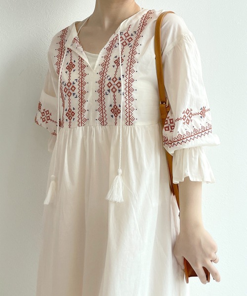 w closet（ダブルクローゼット）の「カラー刺繍ワンピース