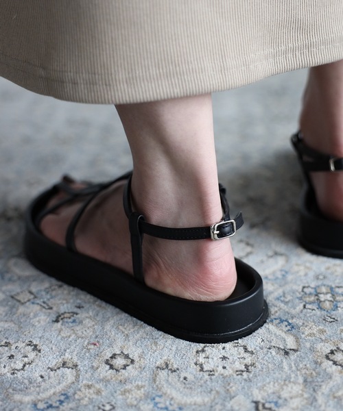 ap retro（アプレトロ）の「Tストラップコンフォートサンダル（サンダル・レディース・ブラック/アイボリー・MEDIUM/LARGE）」の8枚目の写真