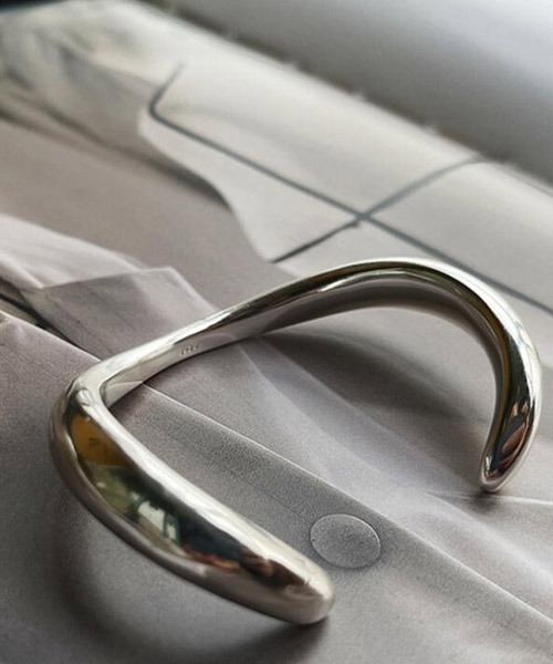 TONE SELECT GOODS（トーンセレクトグッズ）の「【urge select】 シルバー シンプル バングル（バングル/リストバンド・レディース・シルバー・FREE）」の4枚目の写真