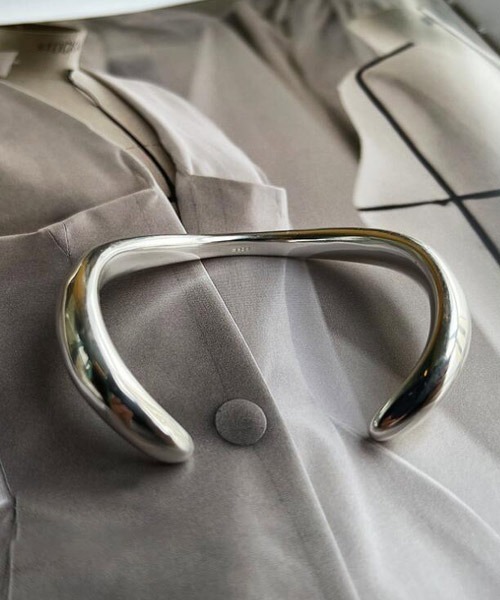 TONE SELECT GOODS（トーンセレクトグッズ）の「【urge select】 シルバー シンプル バングル（バングル/リストバンド・レディース・シルバー・FREE）」の2枚目の写真