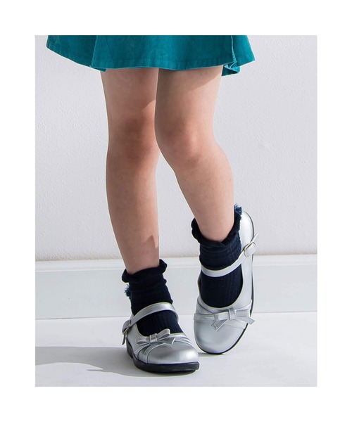 BeBe（ベベ）の「BeBe/リボン ストラップ シューズ (16~21cm)（バレエシューズ・キッズ・ネイビー/グレー・17/19/18/21/20/16）」の2枚目の写真