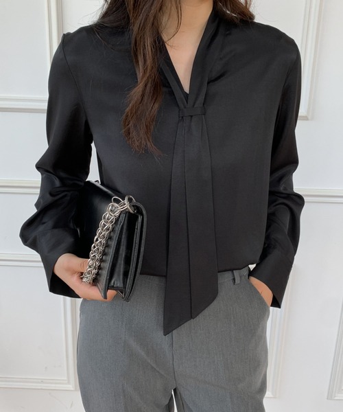 ECLIN（エクラン）の「微光沢ボウタイブラウス（シャツ/ブラウス・レディース・ブラック/ホワイト・S/M）」の2枚目の写真