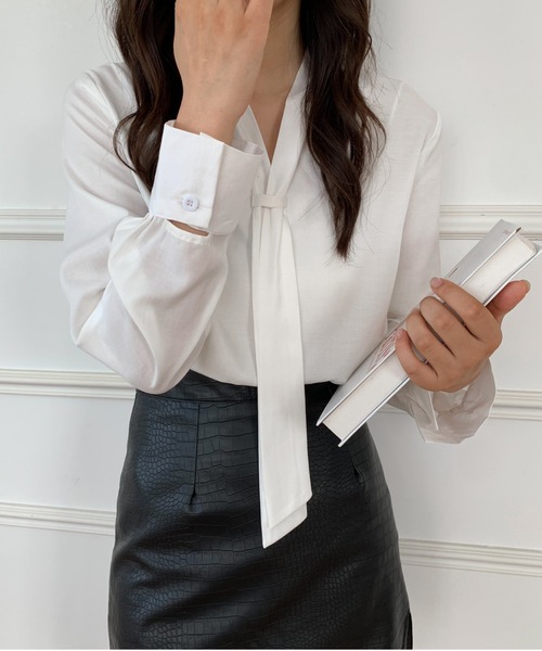 ECLIN（エクラン）の「微光沢ボウタイブラウス（シャツ/ブラウス・レディース・ブラック/ホワイト・S/M）」の3枚目の写真