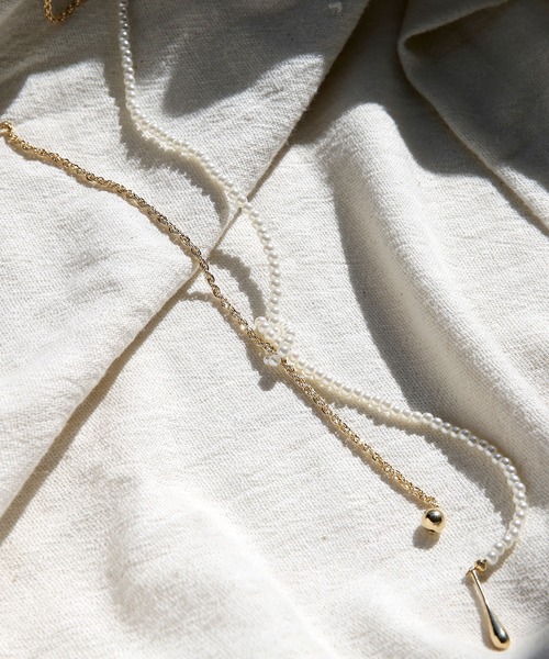 colleca la（コレカラ）の「パール×チェーンのノットロングネックレス（ネックレス・レディース・ゴールド・FREE）」の2枚目の写真