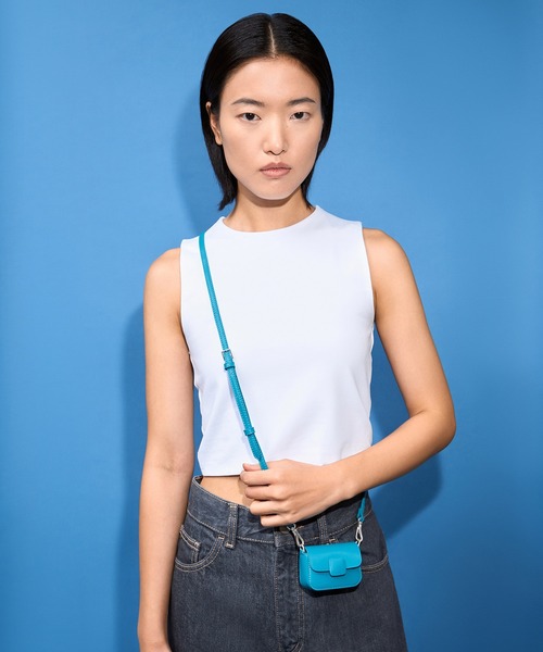 CHARLES & KEITH（チャールズ & キース）の「【販売終了】マイクロ コアスクエアプッシュロックバッグ（ポーチ・レディース・ブルー/グリーン/レンガ/ピンク/ブラック・XS）」の3枚目の写真