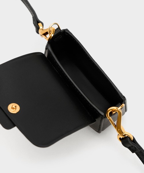 CHARLES & KEITH（チャールズ & キース）の「【販売終了】マイクロ コアスクエアプッシュロックバッグ（ポーチ・レディース・ブルー/グリーン/レンガ/ピンク/ブラック・XS）」の9枚目の写真
