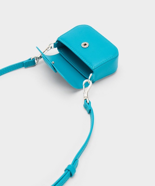 CHARLES & KEITH（チャールズ & キース）の「【販売終了】マイクロ コアスクエアプッシュロックバッグ（ポーチ・レディース・ブルー/グリーン/レンガ/ピンク/ブラック・XS）」の17枚目の写真