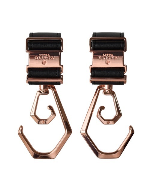 Litta Glitta(リッタグリッタ)の「【Litta Glitta(リッタグリッタ)】ピクシーデュオロジー/ベビーカーフック(合皮ベルト)(ベビーカー/ベビーカー用品・キッズ・ブラック系その他3/グレー系その他3/ブラック系その他/グレー系その他/ブラック系その他2/ブラウン系その他2/ブラウン系その他/ブラウン系その他3/グレー系その他2・-)」の2枚目の写真