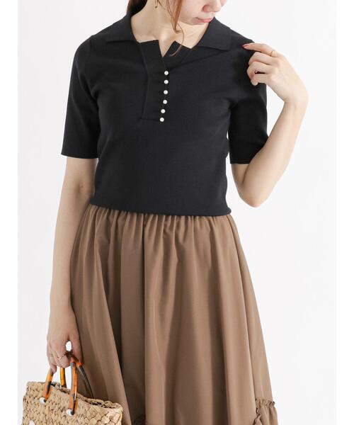 Te chichi(テチチ)の「パール釦スキッパーニットポロシャツ(ニット/セーター・レディース・ブラック/イエロー/オフホワイト・F)」の1枚目の写真