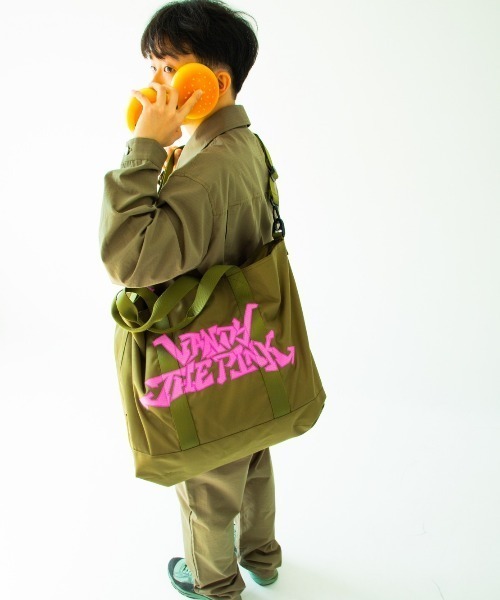 Vandy The Pink(ヴァンディーザピンク)の「ストリートファッション VANDY THE PINK ヴァンディーザピンク GRAFFITI RIP STOP ZIP TOTE BAG トートバッグ ショルダーバッグ ボディクロスバッグ(トートバッグ・メンズ・カーキ・ONE SIZE)」の17枚目の写真