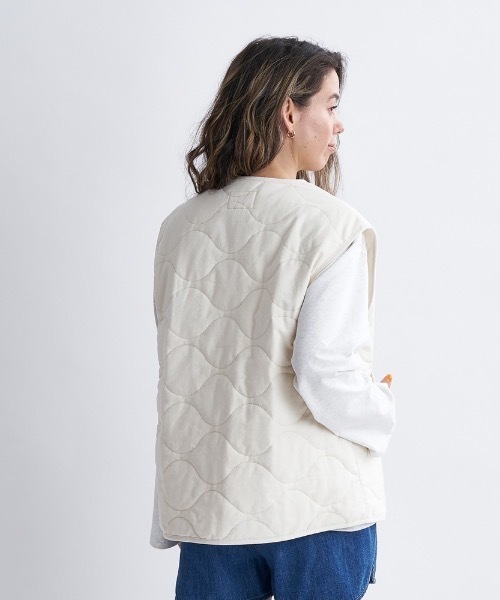 ROXY(ロキシー)の「QUILTED VEST/ロキシーキルティングデザインベスト(ベスト・レディース・カーキ/ホワイト・MEDIUM/LARGE/SMALL)」の3枚目の写真