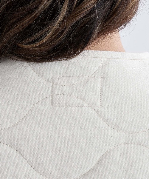 ROXY(ロキシー)の「QUILTED VEST/ロキシーキルティングデザインベスト(ベスト・レディース・カーキ/ホワイト・MEDIUM/LARGE/SMALL)」の4枚目の写真