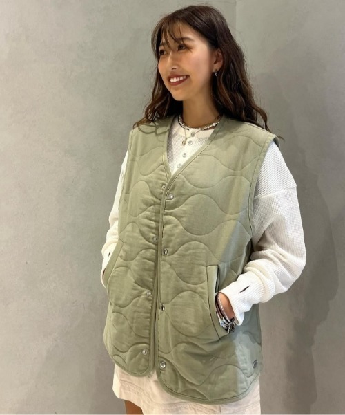 ROXY(ロキシー)の「QUILTED VEST/ロキシーキルティングデザインベスト(ベスト・レディース・カーキ/ホワイト・MEDIUM/LARGE/SMALL)」の21枚目の写真