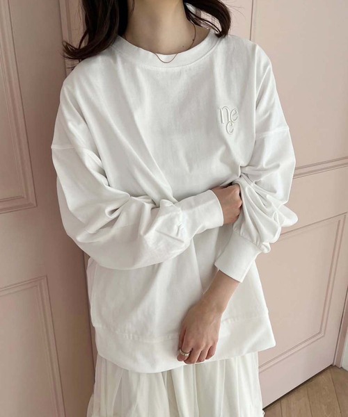 one after another NICE CLAUP(ワンアフターアナザーナイスクラップ)の「ワンポイント刺繍ビッグロンT(Tシャツ/カットソー・レディース・チャコールグレー/ライトブルー/アイボリー/オフホワイト・FREE)」の2枚目の写真