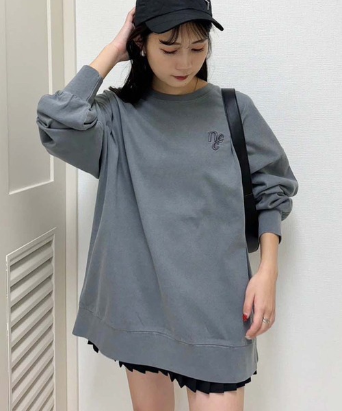one after another NICE CLAUP(ワンアフターアナザーナイスクラップ)の「ワンポイント刺繍ビッグロンT(Tシャツ/カットソー・レディース・チャコールグレー/ライトブルー/アイボリー/オフホワイト・FREE)」の3枚目の写真