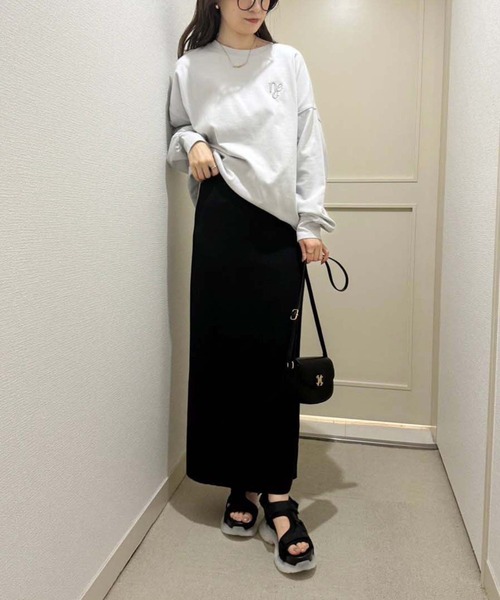 one after another NICE CLAUP(ワンアフターアナザーナイスクラップ)の「ワンポイント刺繍ビッグロンT(Tシャツ/カットソー・レディース・チャコールグレー/ライトブルー/アイボリー/オフホワイト・FREE)」の18枚目の写真