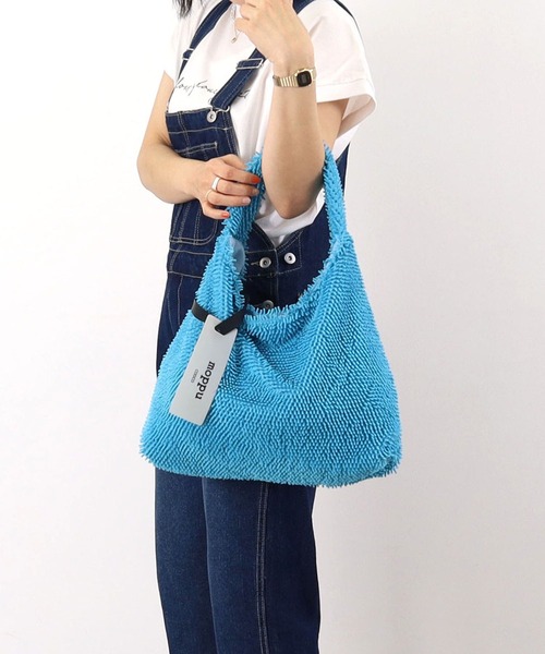 COOCO(クーコ)の「【moppu】ふわふわ素材のワンショルダーバッグ/A4対応(ショルダーバッグ・レディース・イエロー/ピンク/オフホワイト/ブルー/グレー・9)」の3枚目の写真