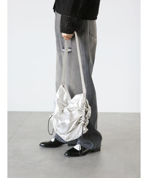 Lugnoncure(ルノンキュール)の「ドロストギャザーバッグ(ハンドバッグ・レディース・シルバー/ブラック・F)」の3枚目の写真