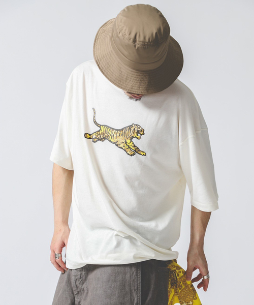 rajabrooke(ラジャブルック)の「【rajabrooke / ラジャブルック】WISM 別注 Batik Tiger Tee(Tシャツ/カットソー・メンズ・アイボリー・MEDIUM/LARGE/X-LARGE)」の8枚目の写真