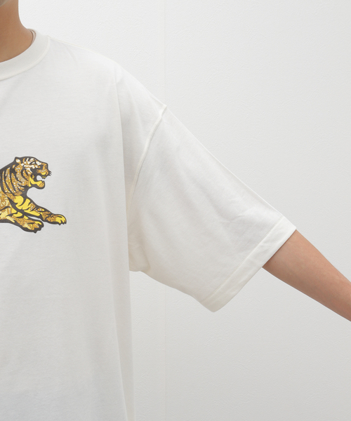 rajabrooke(ラジャブルック)の「【rajabrooke / ラジャブルック】WISM 別注 Batik Tiger Tee(Tシャツ/カットソー・メンズ・アイボリー・MEDIUM/LARGE/X-LARGE)」の22枚目の写真