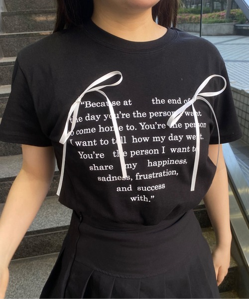 tシャツ A'GEM/9 × .kom 「.KOM/ドットケーオーエム」英字リボン半袖カットソー レディース A'GEM/9 × .kom 『.KOM/ドットケーオーエム』英字リボン半袖