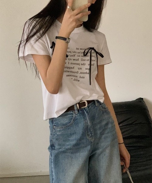 tシャツ A'GEM/9 × .kom 「.KOM/ドットケーオーエム」英字リボン半袖カットソー レディース A'GEM/9 × .kom 『.KOM/ドットケーオーエム』英字リボン半袖
