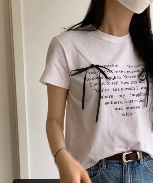 tシャツ A'GEM/9 × .kom 「.KOM/ドットケーオーエム」英字リボン半袖カットソー レディース A'GEM/9 × .kom 『.KOM/ドットケーオーエム』英字リボン半袖