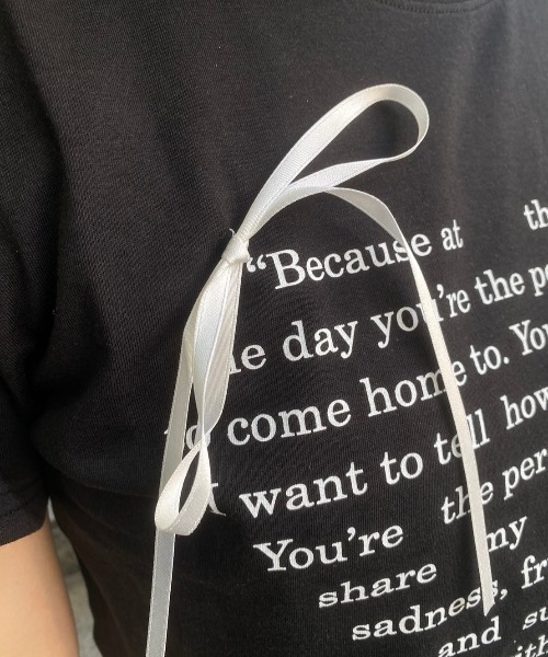 tシャツ A'GEM/9 × .kom 「.KOM/ドットケーオーエム」英字リボン半袖カットソー レディース A'GEM/9 × .kom 『.KOM/ドットケーオーエム』英字リボン半袖