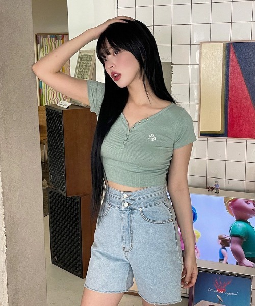 muahmuah(ムーアムーア)の「A'GEM/9 × .kom 『muah muah/ムーアムーア』 LOGOSTITCHBUTTONCROPHALFT-SHIRT/ロゴステッチ ボタンクロップ ハーフ半袖カットソー(Tシャツ/カットソー・レディース・ブラック/ホワイト/グリーン・FREE)」の16枚目の写真