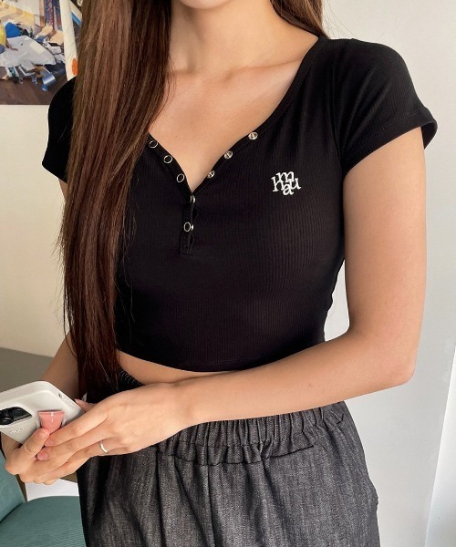 muahmuah(ムーアムーア)の「A'GEM/9 × .kom 『muah muah/ムーアムーア』 LOGOSTITCHBUTTONCROPHALFT-SHIRT/ロゴステッチ ボタンクロップ ハーフ半袖カットソー(Tシャツ/カットソー・レディース・ブラック/ホワイト/グリーン・FREE)」の13枚目の写真