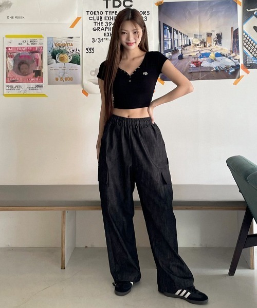 muahmuah(ムーアムーア)の「A'GEM/9 × .kom 『muah muah/ムーアムーア』 LOGOSTITCHBUTTONCROPHALFT-SHIRT/ロゴステッチ ボタンクロップ ハーフ半袖カットソー(Tシャツ/カットソー・レディース・ブラック/ホワイト/グリーン・FREE)」の12枚目の写真