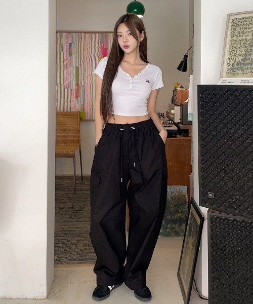 muahmuah(ムーアムーア)の「A'GEM/9 × .kom 『muah muah/ムーアムーア』 LOGOSTITCHBUTTONCROPHALFT-SHIRT/ロゴステッチ ボタンクロップ ハーフ半袖カットソー(Tシャツ/カットソー・レディース・ブラック/ホワイト/グリーン・FREE)」の17枚目の写真